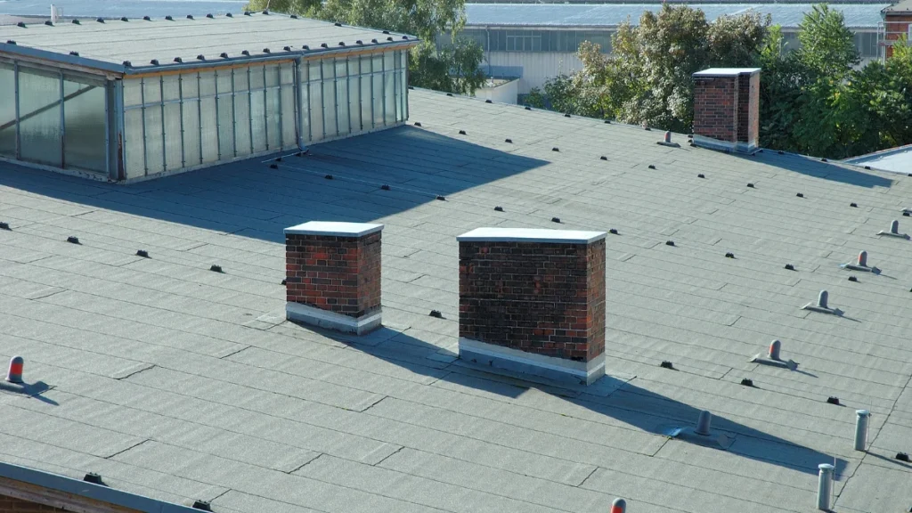 Ümraniye'de bir apartman terasında eski bitümlü membranın sökülüp beton yüzeyin temizlendiği çalışma anı