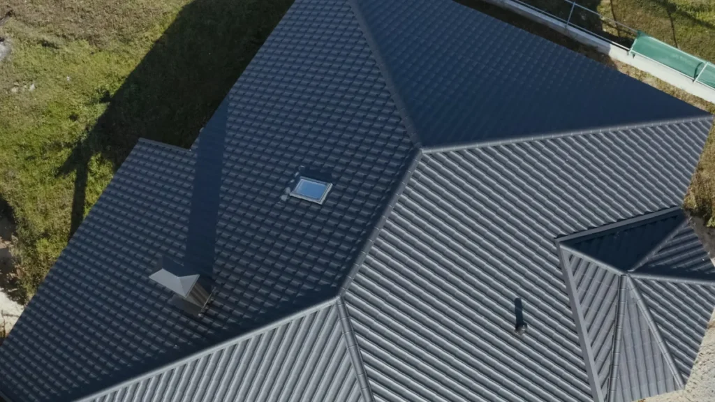 Metal kiremit altındaki su yalıtım örtüsü ve kontrlatayla açılan havalandırma boşluğunun yakın görünümü